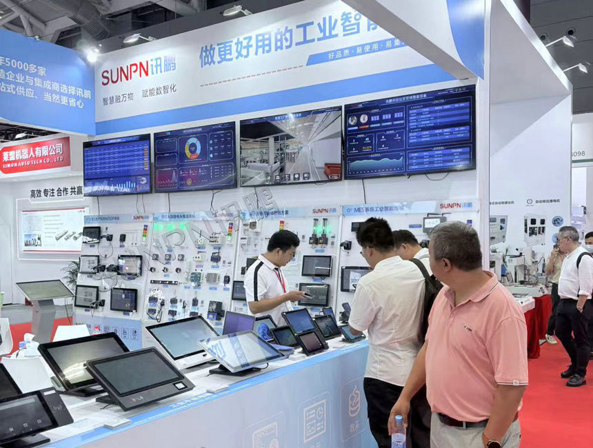 讯鹏销售经理为来访客人讲解工业智能终端 讯鹏销售经理为来访客人讲解工业智能终端