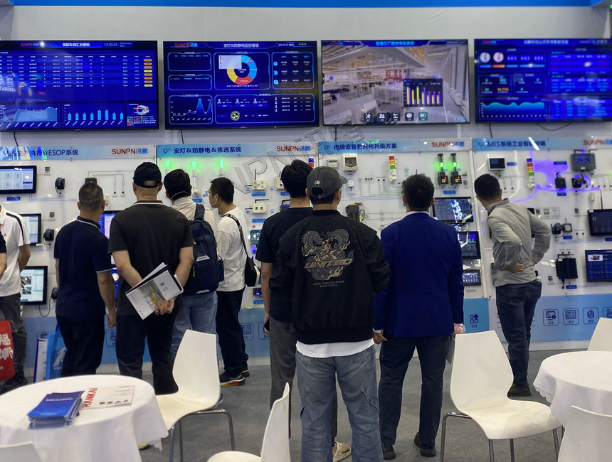 讯鹏人员为来访客户讲解数字化系统解决方案 讯鹏人员为来访客户讲解数字化系统解决方案