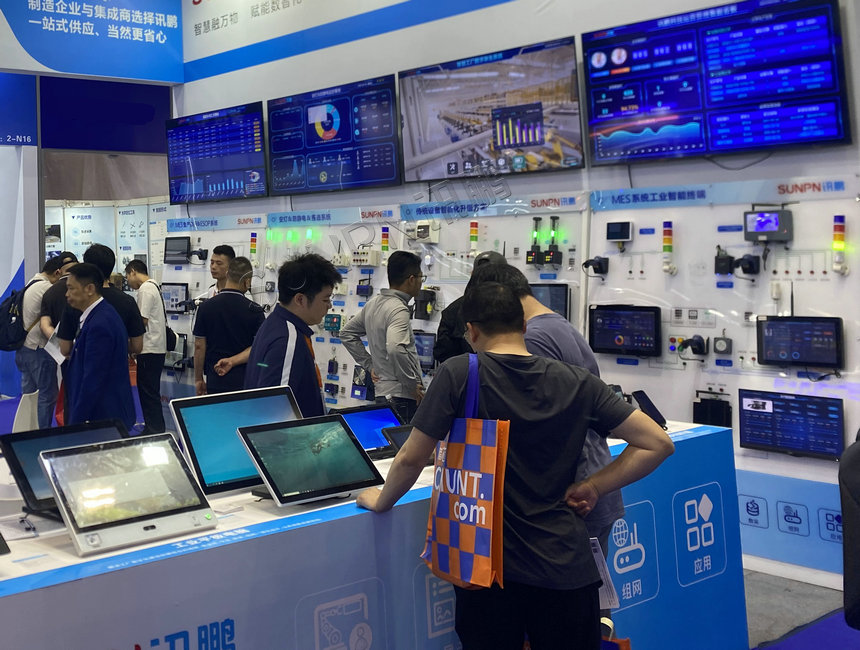 讯鹏人员为来访客户讲解数字化系统解决方案 讯鹏人员为来访客户讲解数字化系统解决方案