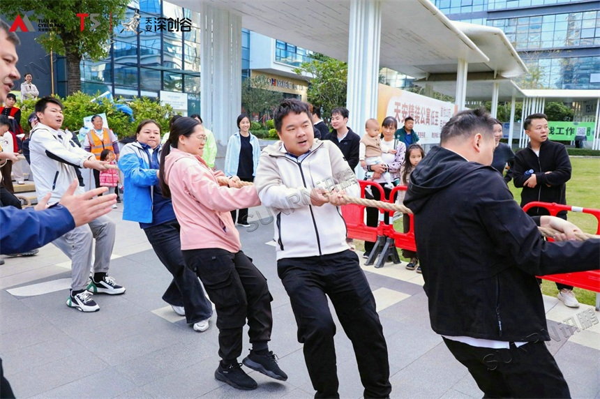 讯鹏队员拔河中 讯鹏队员拔河中